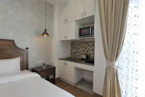 HYDEWEST INDIA Luxury Orchid Gold King Studio with Kitchenette - Image 5