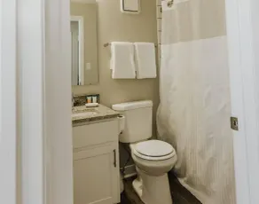 2 combined apts near nightlife & attractions - Image 2