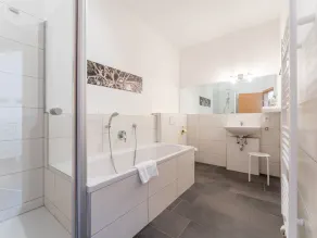 Bright and spacious apartment with in-house sauna - Image 3