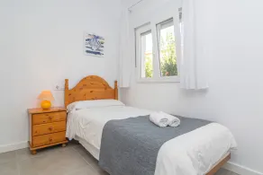 Agréable villa adaptée aux familles avec jardin, piscine privée et terrasse | À côté de la plage - Image 4