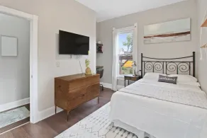 Chic 2BR & PKNG Mins to Downtown, Fiserv, Brewers Rave, St. Lukes, & Froedtert  - Image 4