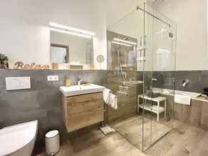 Terrace, quiet and central. Apartment with high ceilings and bathtub for relaxing - Image 2