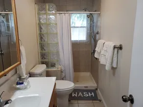 Conveniently located 2 bedroom home only minutes from hiking and state park fun! - Image 3