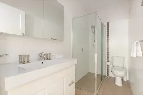 Bright 2-Bed Apartment in Coogee - Image 2