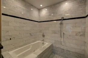 Glenmore Plaza Hotel - Image 3