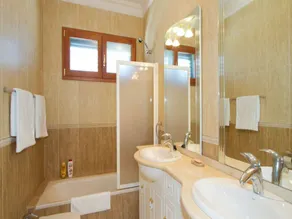 Cosy Lanzarote Villa 3 Bedrooms Heated Pool Villa Honey - Image 2
