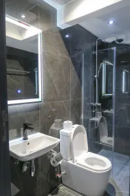 New Deluxe En Suite Room /WIFI @ City/Somerset Area - Image 2
