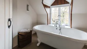 Elegant 4-Bed Family Home in the Cotswolds - Image 2