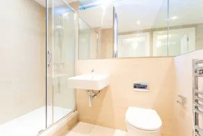Amazing 2 Bedroom, 2 Bathroom Flat with balconies in Greenwich - Image 2