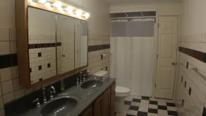 Spacious getaway nestled between two beautiful lakes! - Image 4