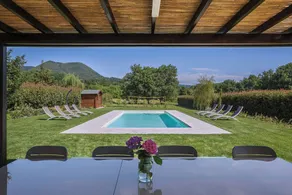 Villa Sissi y su piscina rodeada de vegetación para una relajación total. - Image 5