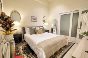 Glamorous Old Hollywood DTLA Condo, 360 Degree Rooftop Pool & Free Parking - Image 4