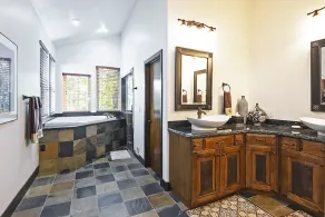 Silver Spring Stunner! - 4 bdrm + hot tub - Image 2