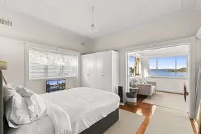 Fairlight 2-Bed Apartment Steps from the Beach - Image 3