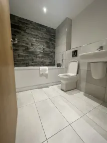 Luxury 2-Bed Apartment in Manchester with parking - Image 2