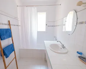 Approximately 1.2 km from the village of Roussillon, Provencal holiday home with pool - Image 2
