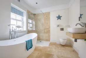 Lujoso apartamento de lujo con 2 dormitorios, con cocina y jardín privado - Image 3