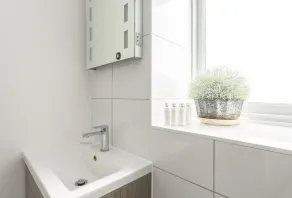 Dette fritliggende sommerhus til seks gæster ligger på klippekanten og har udsigt over Start Bay. - Image 5