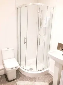 BEAUTIFUL 2 BED FLAT IN HEART OF THE CITY CENTRE - Image 2