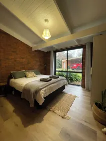 River front retreat in a quiet court only walking distance from cafes and Pub - Image 5