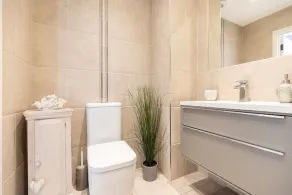Luxury garden flat, 2-min walk to beach + parking - Image 4