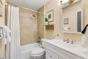 City Haus: Stylish home with King and Wifi 5 minutes to Q2 Stadium, Domain - Image 3