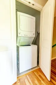 Cheerful 3-Bedroom Townhouse with King Bed - Image 3