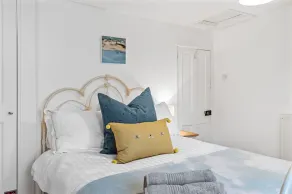 Private garden & central location  within 5 min walk of town - Image 4