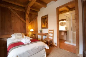 Alpine Chalet with Hot tub and Sauna sleeps up to 14, all en suite - Image 4