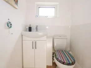 SEIRIOL VIEW, pet friendly, character holiday cottage in Moelfre - Image 4