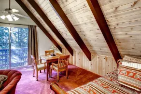 Perché au sommet des Pins de Yosemite, plaisir et détente vous attendent dans ce duplex rustique ... - Image 5