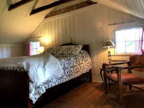 Charming Farmhouse Cottage with Mountain Views - Image 5