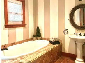 UPSCALE CATSKILL HOME W/JACUZZI  - Image 4