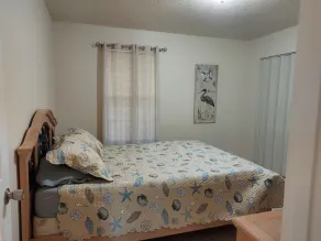 2 Bedroom, 1 Full Bath with fenced in yard. Close to Springs, Boat ramp & Beach. - Image 4