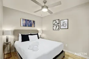Easy Access to UT Campus! Shared Pool + Parking - Image 4