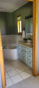 Cheerful 3-bedroom, 6 acre home on the lake! - Image 2