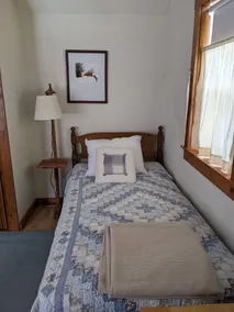 Comfortable family lake house with tennis court and private beach - Image 5