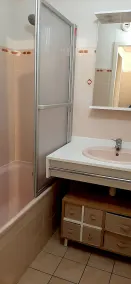 Large 2-room apartment with small garden, private parking, shops on foot, 1 km from the gulf - Image 2