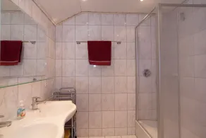 Appartement lumineux, spacieux et entièrement rénové pour 4 personnes, proche du centre - Image 2