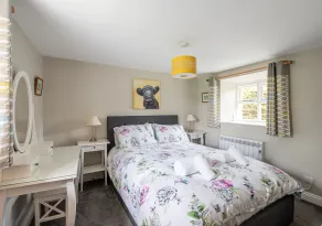 Dog friendly cottage, w/ fantastic views, sleeps 3, w/ private terrace & modern electric radiators - Image 5