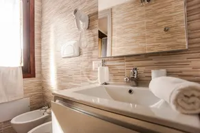 Maison de vacances \"Marisol\" près de la plage avec Wi-Fi, climatisation, terrasses et jardin. - Image 3