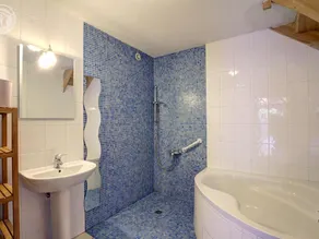 Spacious gîte with 2 bedrooms and parking near Pilat Park - Image 3