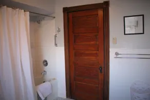 Glen Onoko Guesthouse: Charming East Side Home near Scenic Train Station - Image 5