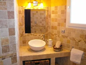 I en lugn uppvärmd pool på en 22ha vingård, stort hus / luftkonditionering - Image 3