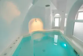Fira-Cave-Sleeps 13-Parking-Pool-Pet Friendly - Image 2