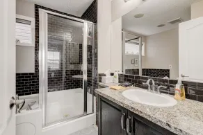 Auburn Oasis☀️near Banff*South Health*4 bdrms*4 bthrms*Sleeps 10*Has AC*2 kitchen - Image 3