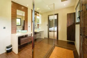Spacious house with heated pool 7 minutes from the sea. - Image 2