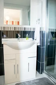 Spacious 5-Bedroom Home - Sleeps 11 & Free Parking - Image 4