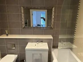 DH Aparthotels - Cromwell Apartment - Image 2