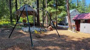 Luxe family and pet friendly chalet in private, forested setting - Image 2